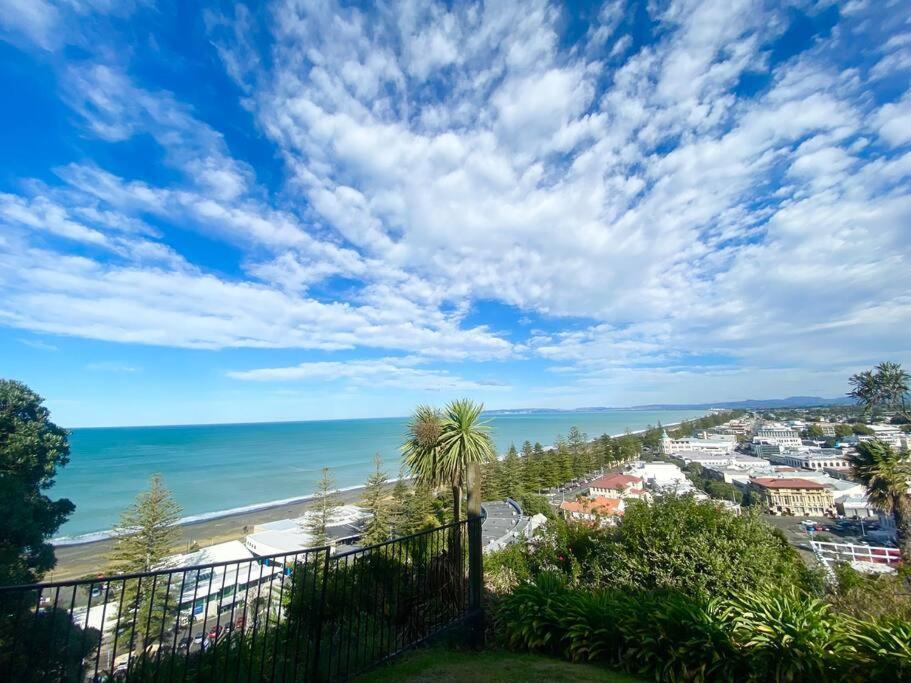 Spectacular View Atop Hill - Space For All! Napier