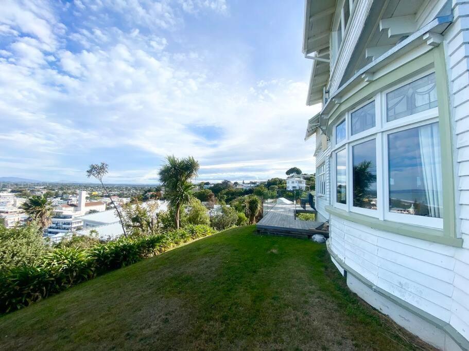 Villa Spectacular View Atop Hill - Space For All!