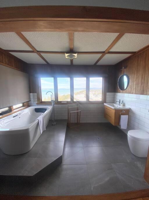 Villa Spectacular View Atop Hill - Space For All! *