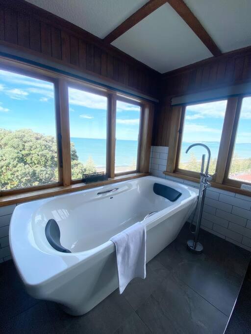 Spectacular View Atop Hill - Space For All! *