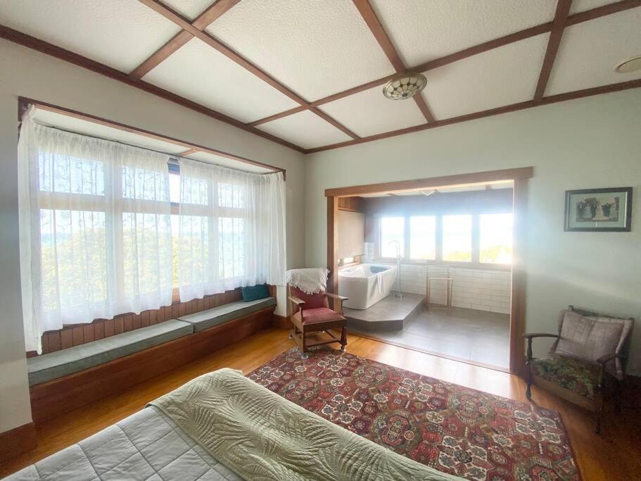 Spectacular View Atop Hill - Space For All! Villa
