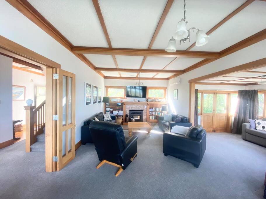 Spectacular View Atop Hill - Space For All! Villa *