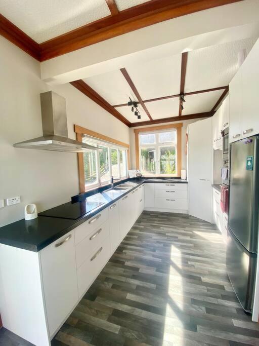 Spectacular View Atop Hill - Space For All! Villa *